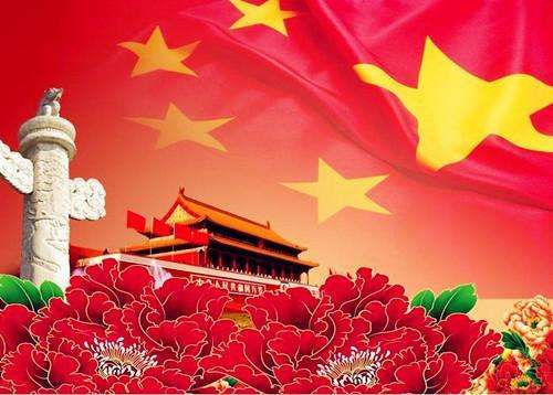 紅旗隨風(fēng)舞翩翩，燈光溢彩映亮天